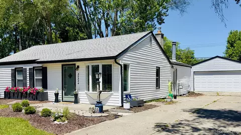32326 Florence St, Garden City, MI 48135