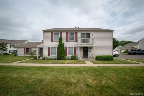 2978 Elmwood Ct, Lake Orion, MI 48360