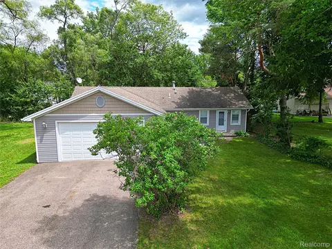 19554 Farmington Rd, Livonia, MI 48152