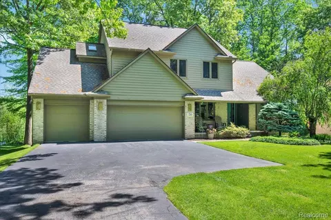 250 Woodcreek Ct, Commerce, MI 48390
