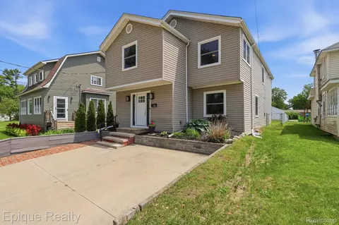 72 N North Shore Dr, Lake Orion, MI 48362
