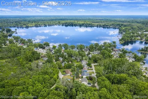 7451 Garland Ave, Brighton, MI 48116