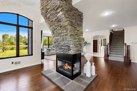 Living - 62502 Wayfaring Rd, Ray, MI 48096 photo 5 of 7