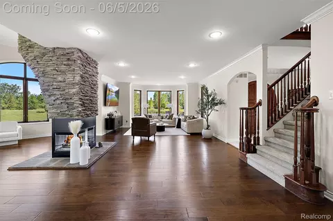 Living - 62502 Wayfaring Rd, Ray, MI 48096 photo 6 of 7