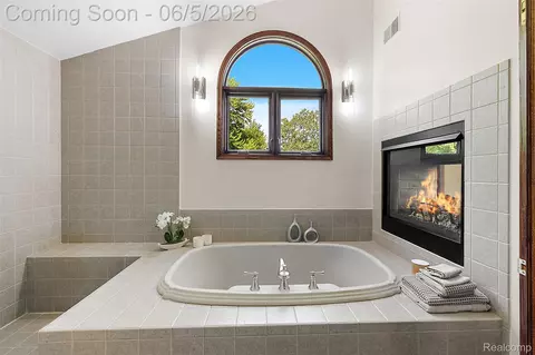 Bath - 62502 Wayfaring Rd, Ray, MI 48096 photo 6 of 10