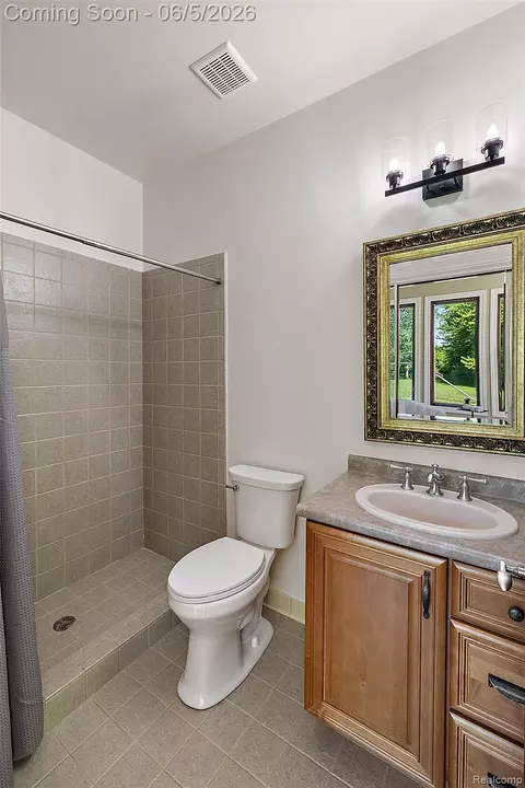 Bath - 62502 Wayfaring Rd, Ray, MI 48096 photo 4 of 10