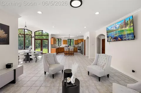 Living - 62502 Wayfaring Rd, Ray, MI 48096 photo 7 of 7