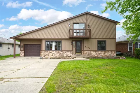 7774 Colony Dr, Clay, MI 48001
