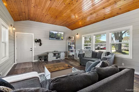Living - 8580 Silver Creek Rd, Whitehall, MI 49461 photo 2 of 2
