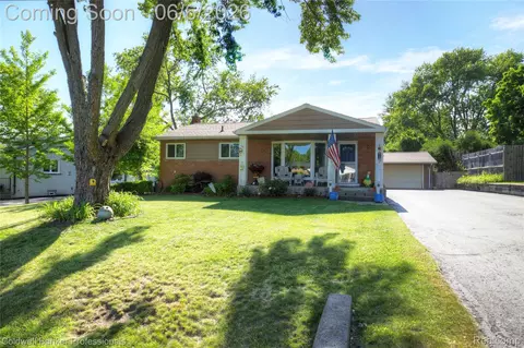 373 Tilmor Dr, Waterford, MI 48328
