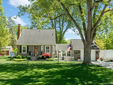 832 N 9th St, St. Clair, MI 48079