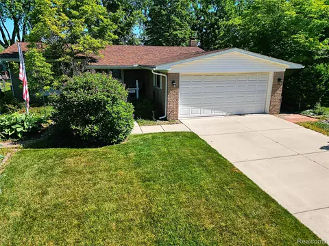 38924 Dover St, Livonia, MI 48150