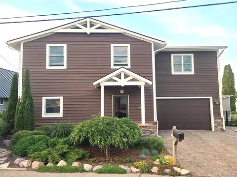 9568 Buckingham St, White Lake, MI 48386