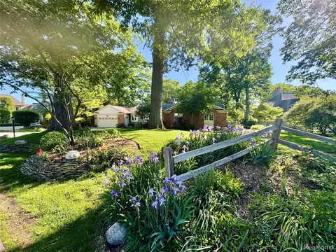 1448 Inwoods Cir, Bloomfield Hills, MI 48302