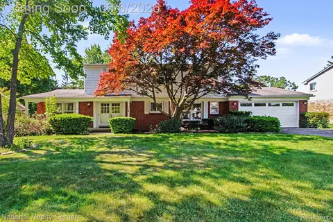 5535 Pembury Ln, West Bloomfield, MI 48322