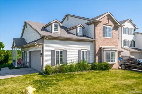 243 Oak Ridge Dr, Pontiac, MI 48341