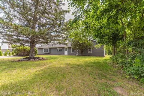 912 N Wixom Rd, Wixom, MI 48393