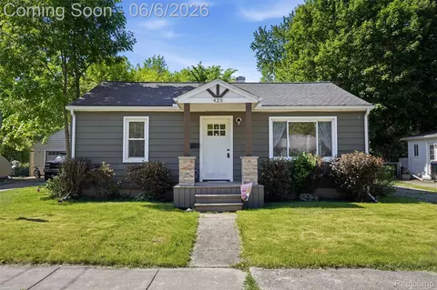 425 W Caroline St, Fenton, MI 48430