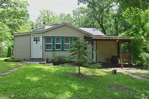 3057 Hillside Dr, Milford, MI 48380