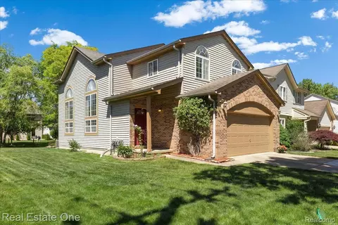 113 Algansee Dr, Troy, MI 48083