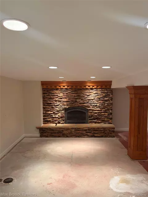 44252 Felstone Dr, Sterling Heights, MI 48313
