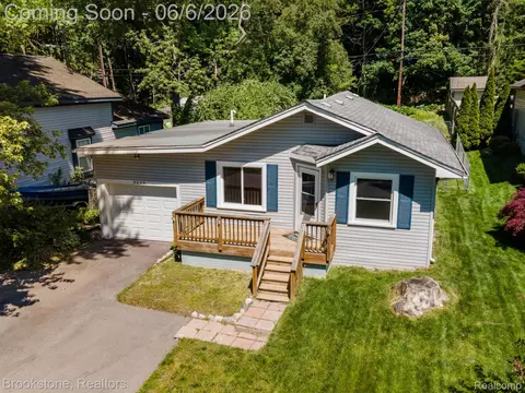 3620 Lotus Dr, Waterford, MI 48329