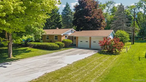 9144 Walnut Dr, Northfield, MI 48189