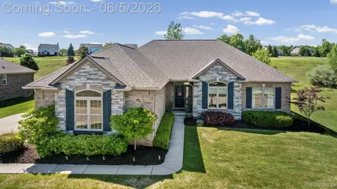 672 Brooks Ln, Oxford, MI 48371