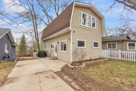 9473 Huron St, Dexter, MI 48169