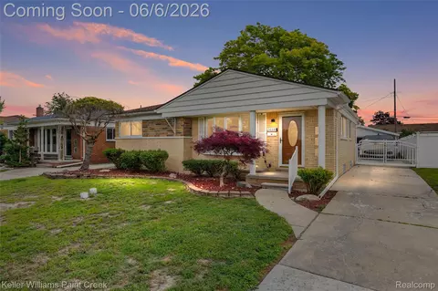 28606 Rockwood St, Saint Clair Shores, MI 48081