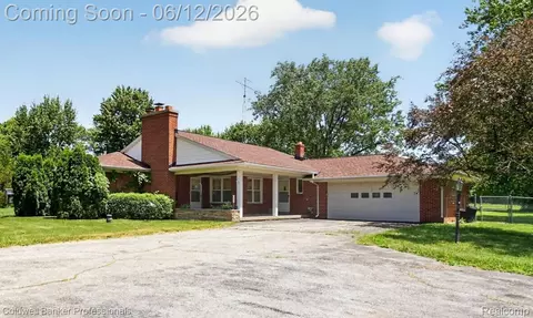 8245 Fenton Rd, Grand Blanc, MI 48439