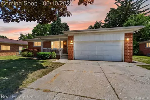9421 Pine St, Taylor, MI 48180