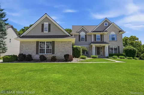 729 Akehurst Ln, White Lake, MI 48386