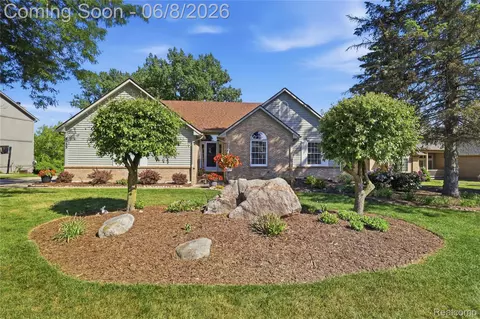6153 Pine Creek Ct, Grand Blanc, MI 48439