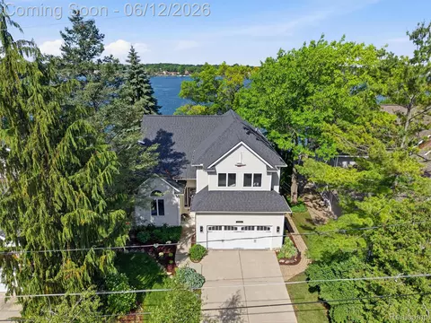 12224 Mantawauka Dr, Fenton, MI 48430