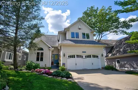 12224 Mantawauka Dr, Fenton, MI 48430