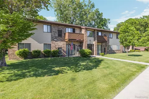 7806 Manor Cir, Westland, MI 48185