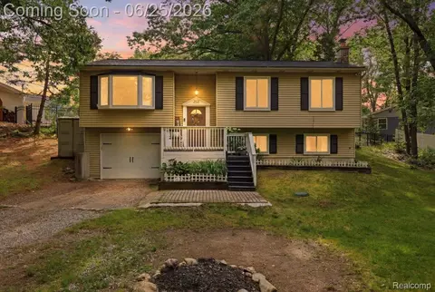 2021 Ardsley Dr, Brandon, MI 48462