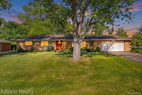 8052 Dungarvin Dr, Grand Blanc, MI 48439