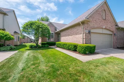 40658 Saint Louis Dr, Clinton Township, MI 48038