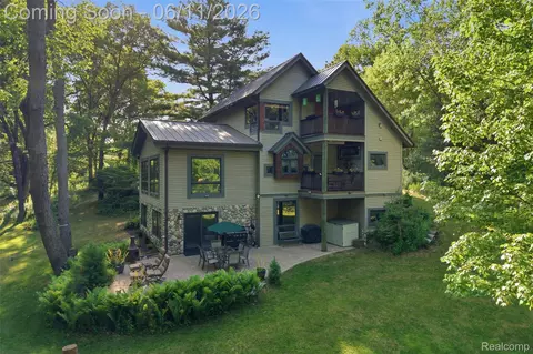 308 Nuthatch Rd, Ortonville, MI 48462
