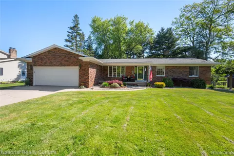 16 Lakeridge Dr, Adrian, MI 49221