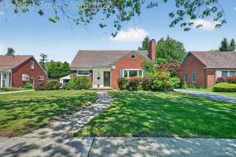 17386 Beverly Rd, Beverly Hills, MI 48025