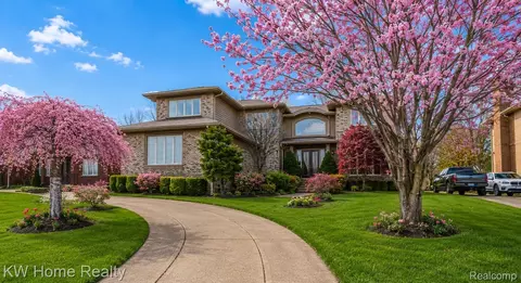 7143 Yarmouth Ct, West Bloomfield, MI 48322