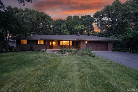 8668 Cooley Beach Dr, White Lake, MI 48386