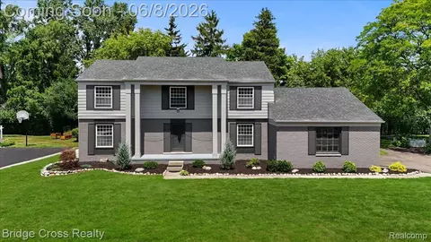 655 S Spinningwheel Ln, Bloomfield Hills, MI 48304