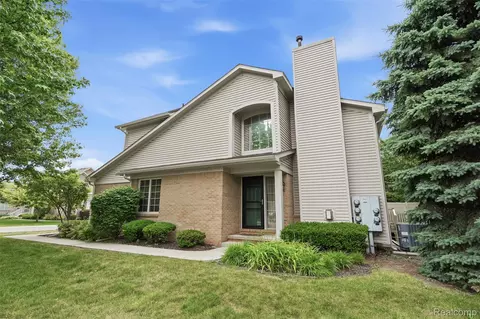 23716 Mccort Dr, Brownstown, MI 48134