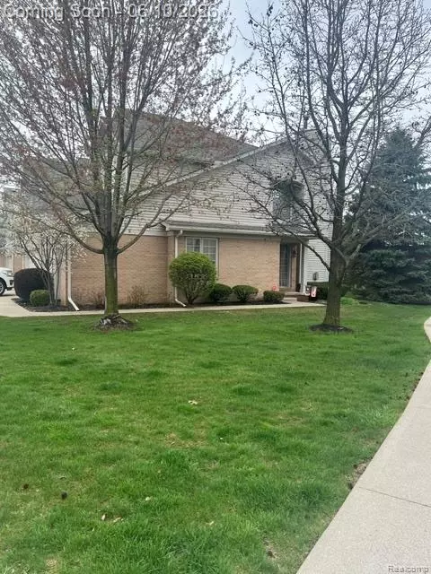 23716 Mccort Dr, Brownstown, MI 48134