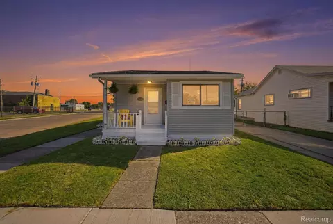 14890 Collinson Ave, Eastpointe, MI 48021