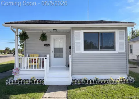 14890 Collinson Ave, Eastpointe, MI 48021